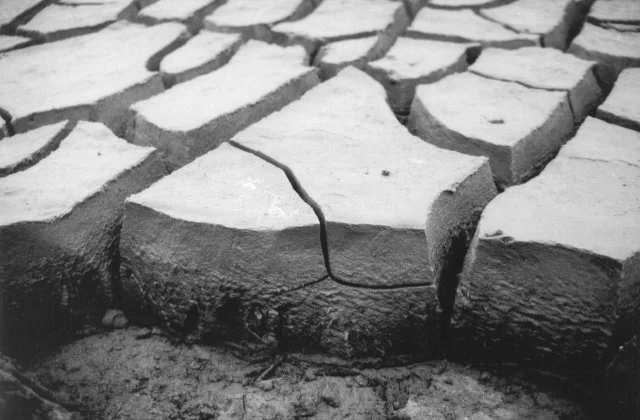 رک ناشی از جمع شدگی خشک شدگی در خاک رس برای فهم بیشتر این عکس آورده شده است.